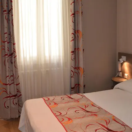 Otel Brit Confort Le Revest Sainte-Maxime