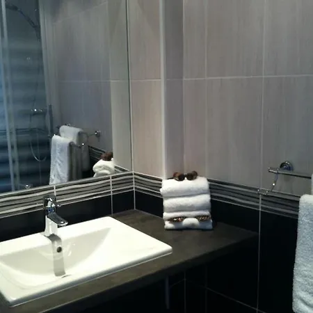 ホテル Brit Confort Le Revest 3*