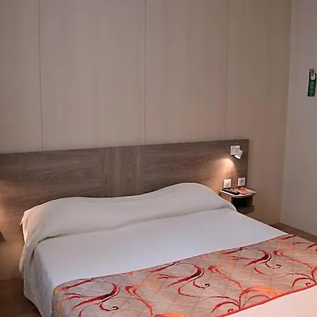 ホテル Brit Confort Le Revest 3*