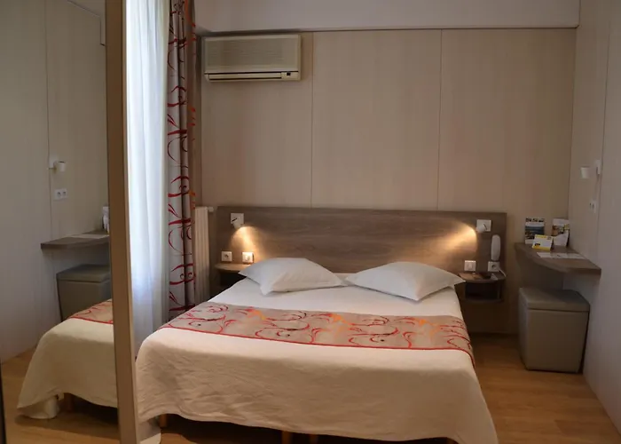 Hotell Brit Confort Le Revest Sainte-Maxime