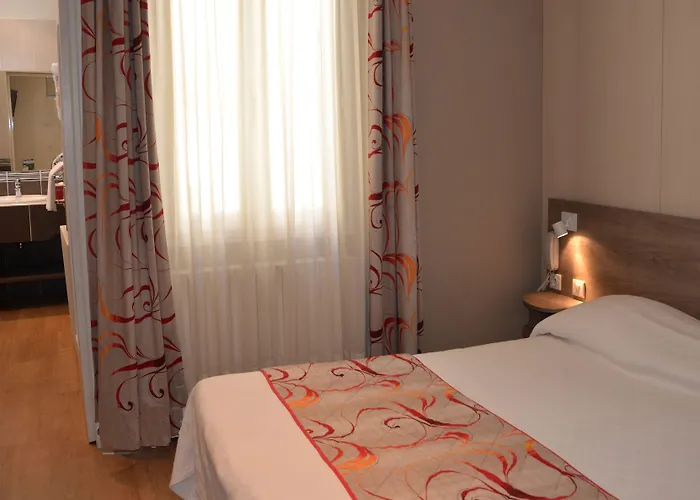 Otel Brit Confort Le Revest Sainte-Maxime